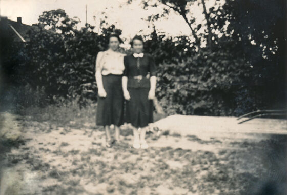 Gerda und ihre Schwester Netty Vogel (geb. Jakobs), wenige Tage vor ihrer Emigration nach Chile am 1.7. 1939